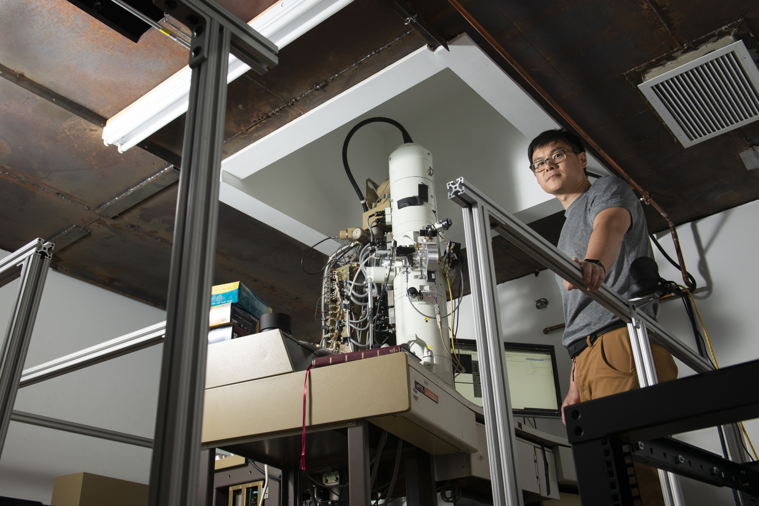 wei chung lee in his lab